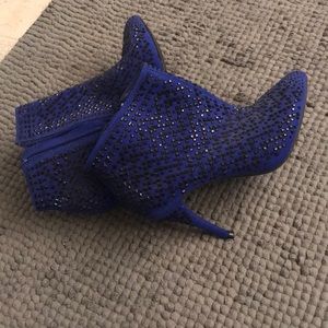 Blue bootie pump with black never worn